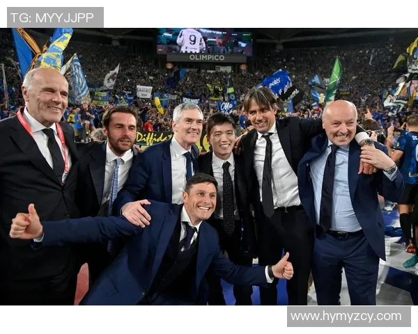 足球巨星捧杯荣耀时刻 展现世界顶级球技与无上荣誉